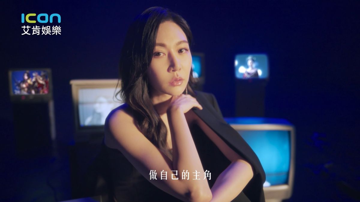 ▲曾莞婷化身「神鏡女王」，充滿百變的風格，讓人看得目不轉睛。（圖／品牌提供）