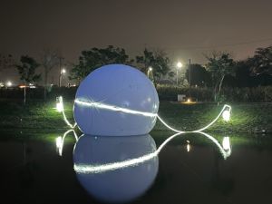 「綁架月亮」將月亮在月津港水面上營造出聲與光對話的宇宙劇場 ▲「綁架月亮」將月亮在月津港水面上營造出聲與光對話的宇宙劇場(圖/記者陳諭申攝,2023,01,12)