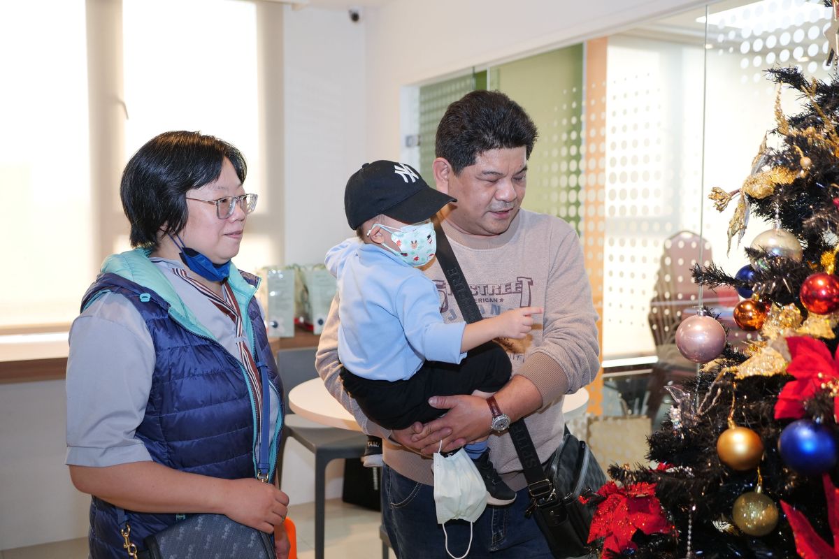 ▲寄養媽媽王秀吟（左）因為寄養童來到家中，讓全家族的心強烈凝聚。（圖／家扶基金會提供）