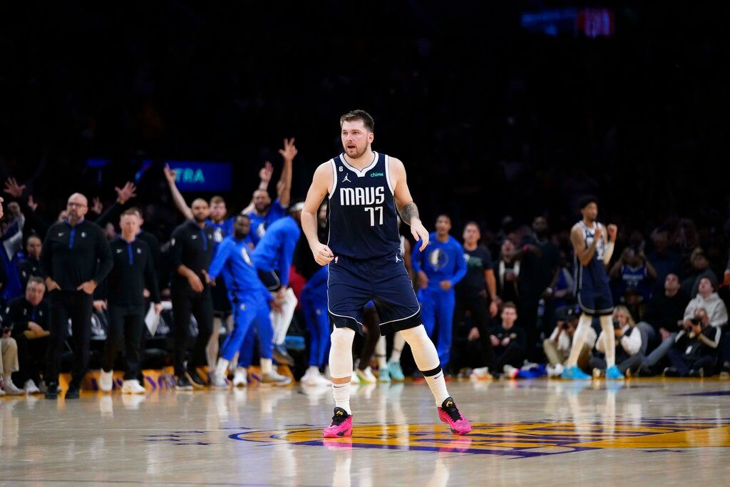 ▲Doncic關鍵三分，幫助獨行俠擊敗湖人（圖／美聯社／達志影像）