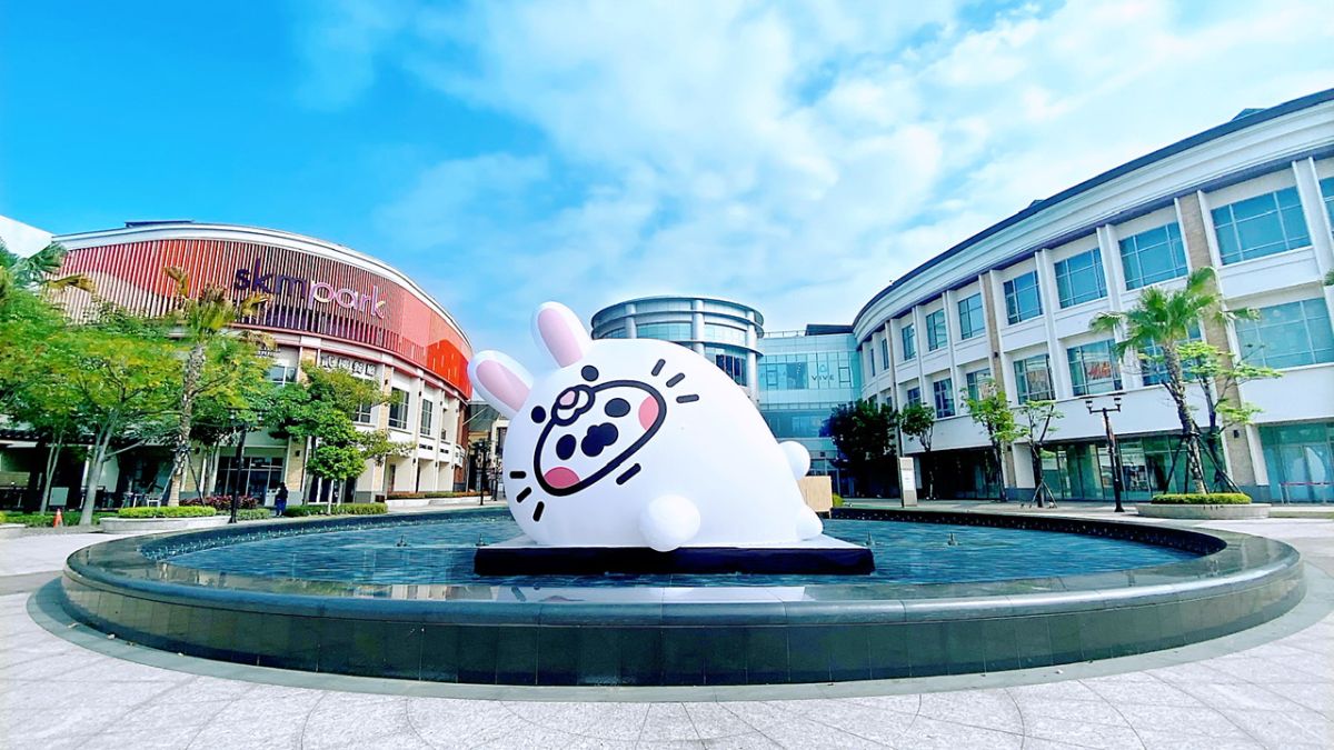 ▲兔年獨家限定「無所事事小海豹」巨型漂浮氣偶驚喜現身噴泉廣場，小海豹還特別穿上兔子新衣與大家拜年。（圖／SKM Park Outlets提供）