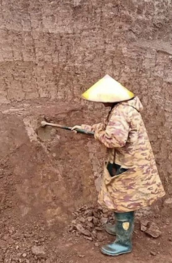 ▲老翁堅持照著心中的圖案動工，不但挖出10多公尺深的池塘，還鋪了2公里的道路。（圖／翻攝自搜狐）