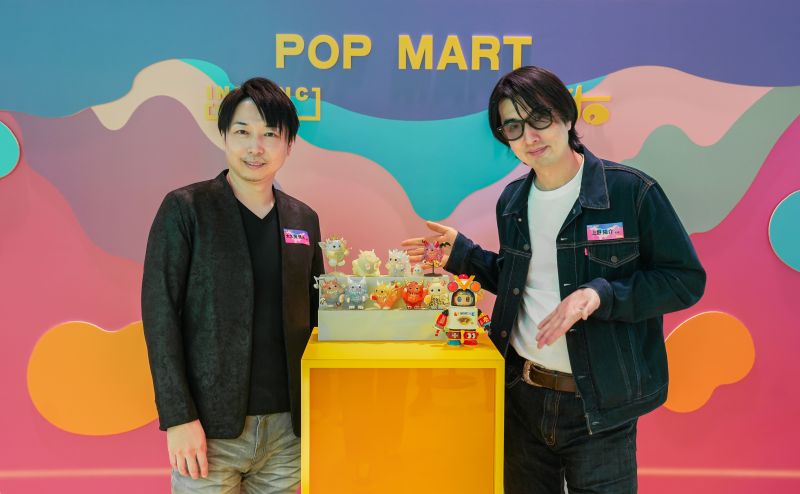 ▲大久保博人(左)上野陽介(右)與POP MART泡泡瑪特聯名新品合影。（圖／品牌提供）