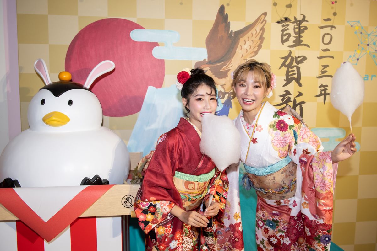 ▲Xpark新春限定，巨大企鵝造型鏡餅裝置，打卡體驗日式新年，樂天女孩YURI及筠熹穿著日本傳統服飾之一的振袖，帶大家體驗館內五大新春亮點。（樂天提供）