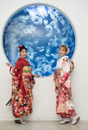 ▲Xpark新春限定,巨大企鵝造型鏡餅裝置,打卡體驗日式新年,樂天女孩YURI及筠熹穿著日本傳統服飾之一的振袖,帶大家體驗館內五大新春亮點。(樂天提供) ▲Xpark新春限定,巨大企鵝造型鏡餅裝置,打卡體驗日式新年,樂天女孩YURI及筠熹穿著日本傳統服飾之一的振袖,帶大家體驗館內五大新春亮點。(樂天提供)