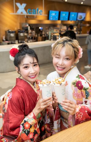 ▲Xpark新春限定,巨大企鵝造型鏡餅裝置,打卡體驗日式新年,樂天女孩YURI及筠熹穿著日本傳統服飾之一的振袖,帶大家體驗館內五大新春亮點。(樂天提供) ▲Xpark新春限定,巨大企鵝造型鏡餅裝置,打卡體驗日式新年,樂天女孩YURI及筠熹穿著日本傳統服飾之一的振袖,帶大家體驗館內五大新春亮點。(樂天提供)