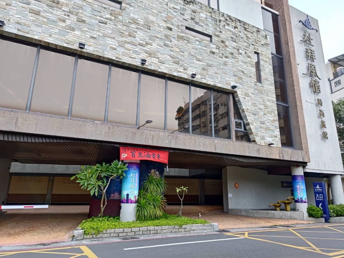 ▲開出旅宿專屬抽壓軸大獎百萬油電車的杜拜風情時尚旅館莊店長表示，公司也是臺中購物節第一屆就加入的元老級合作店家，不只在櫃台張貼海報，也會主動告知顧客有抽獎活動。(圖/品牌提供)