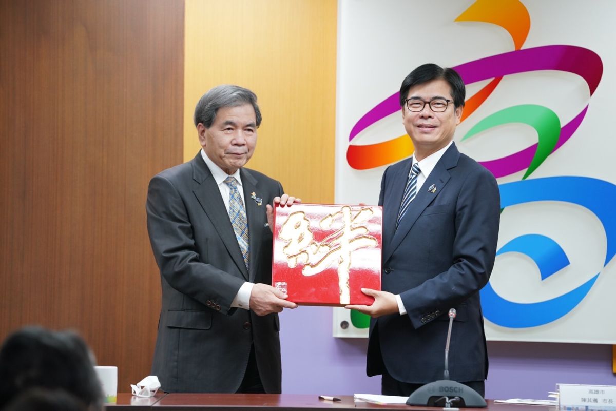 ▲陳其邁此次特別準備由高雄在地藝術家阿卜極創作的書法作品「絆」（日文發音為KIZUNA）為主題匾額，贈送給熊本縣蒲島郁夫知事。（圖／高雄市政府提供）