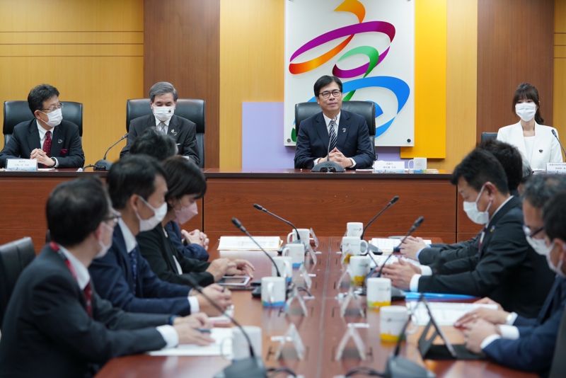 ▲熊本縣蒲島郁夫知事、熊本市大西一史市長共同偕縣市議會議長、產業代表及媒體近60人訪團訪問高雄，於今（13）日拜會高雄市長陳其邁，是解封後最大規模訪團。（圖／高雄市政府提供）