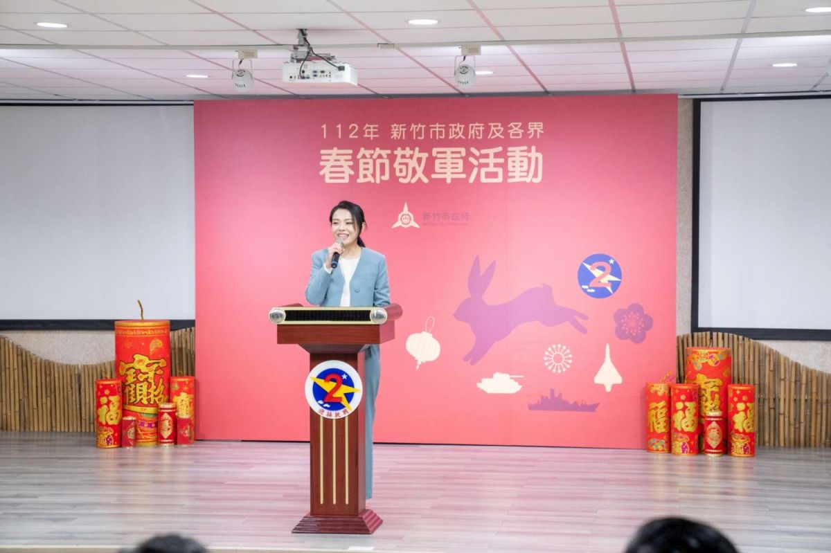 ▲新竹市長高虹安率市府團隊前往新竹空軍基地敬軍並致贈慰問金。(圖／新竹市府提供)