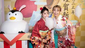 ▲新春限定「巨大企鵝造型鏡餅裝置」必拍,可加價100元體驗過年限定的小遊戲。(圖/業者提供) ▲新春限定「巨大企鵝造型鏡餅裝置」必拍,可加價100元體驗過年限定的小遊戲。(圖/業者提供)