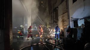 三重寢具工廠凌晨火警！濃煙竄天　出動88車190人急灌救
