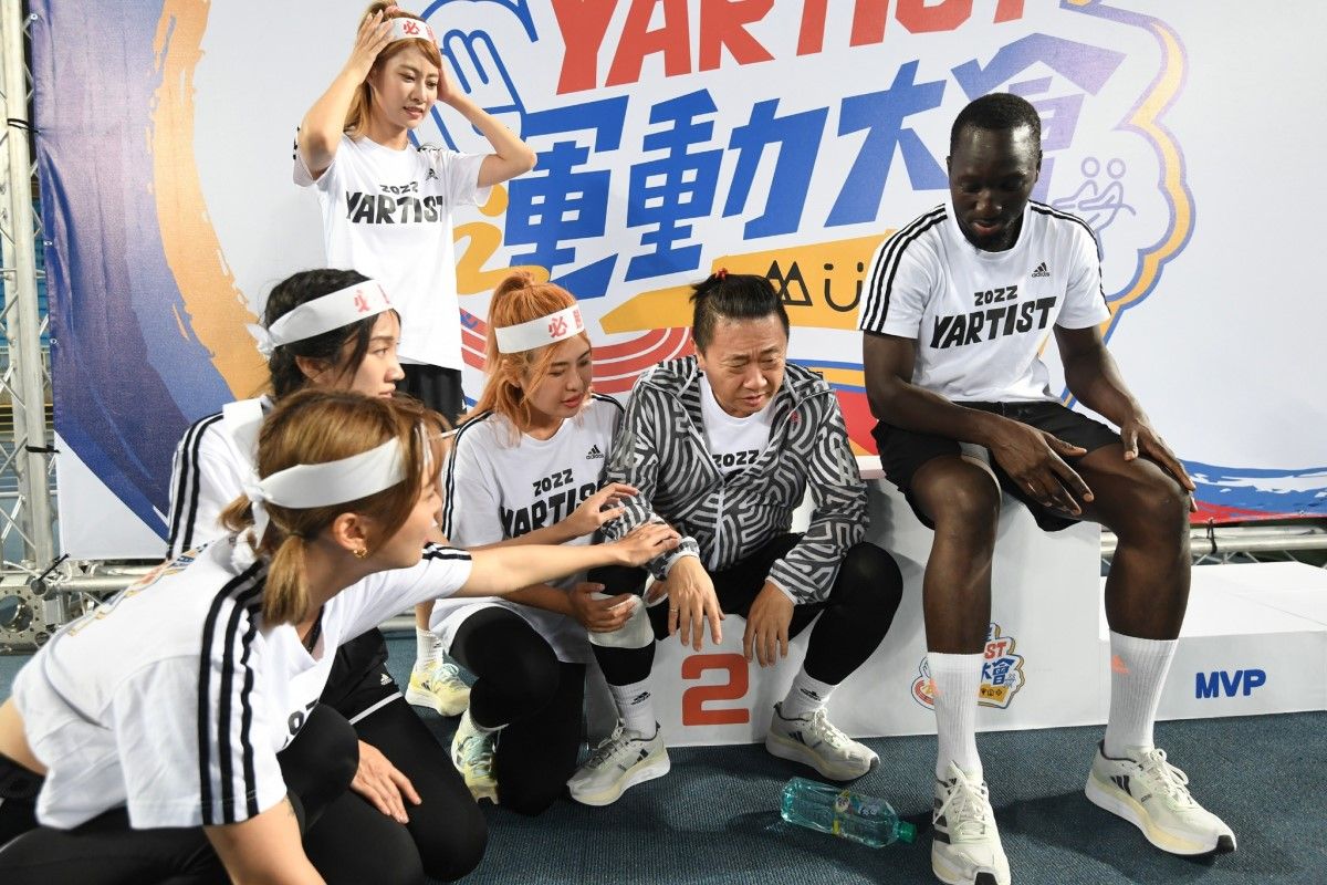 ▲《木曜4超文》射箭爆工讀生意外受傷，網友點名1人問題最大：「吃相太難看」。（圖／木曜4超玩 臉書）