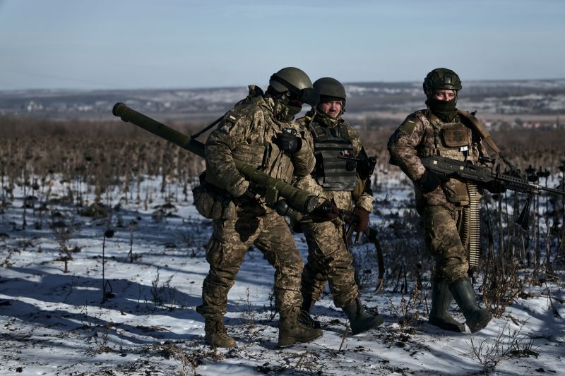 ▲俄軍自稱已掌控烏克蘭東部鹽鎮蘇勒答爾，但遭烏國否認，說當地戰鬥仍在進行。（圖／美聯社／達志影像）