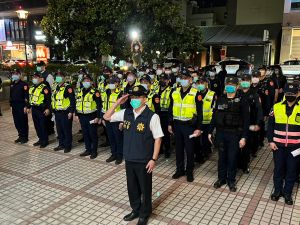 ▲高雄市警察局13日晚間10時至今(14)日凌晨動員17個分局、近600名警力擴大臨檢。（圖／記者郭凱杰翻攝） 