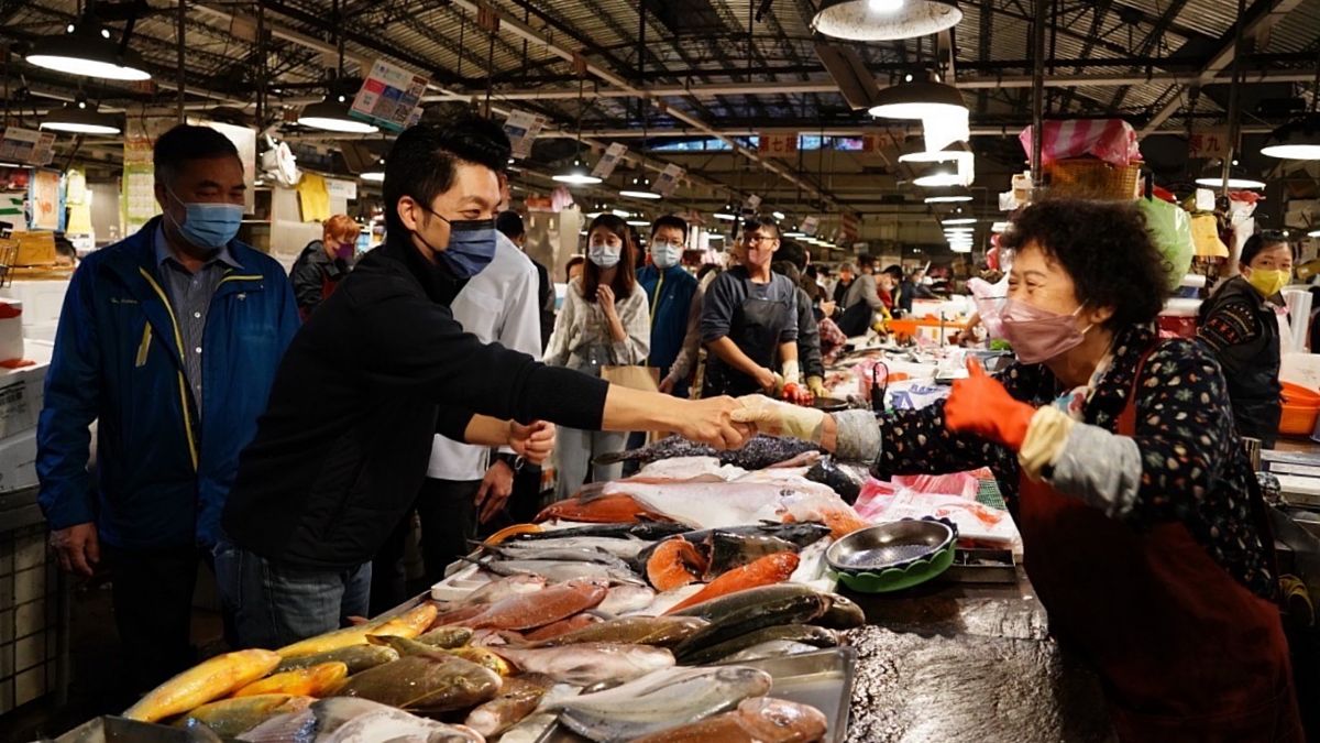 ▲台北市長蔣萬安14日清晨前往萬華果菜、魚類批發市場視察供貨情況，並聽取攤販心聲。（圖／台北市政府提供）