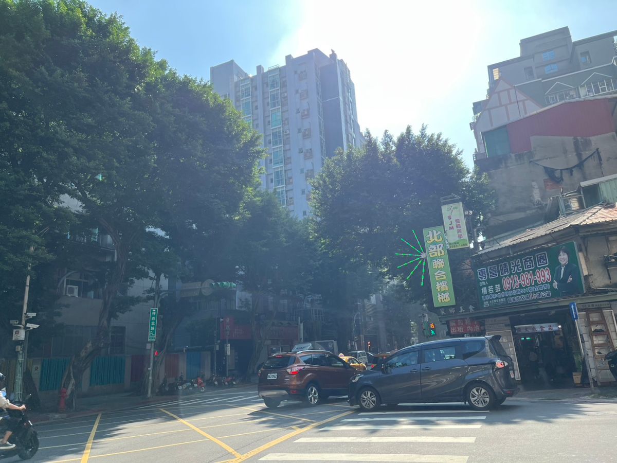 ▲今日白天台灣周圍環境吹偏南風，氣溫相較於前幾日又有略為上升，但明日起氣溫開始下降，直到年假都處於偏冷的天氣型態。（圖／記者張志浩攝）