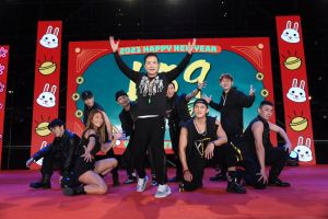 ▲三立董事長張榮華與Terry(江振愷)等藝人一同唱跳。(圖/三立提供) ▲三立董事長張榮華與Terry(江振愷)等藝人一同唱跳。(圖/三立提供)