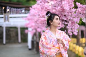 ▲來到全新開幕的「千野村日式景觀餐廳」，旅客可穿著和服漫步在櫻花步道下。（圖／KLOOK提供）