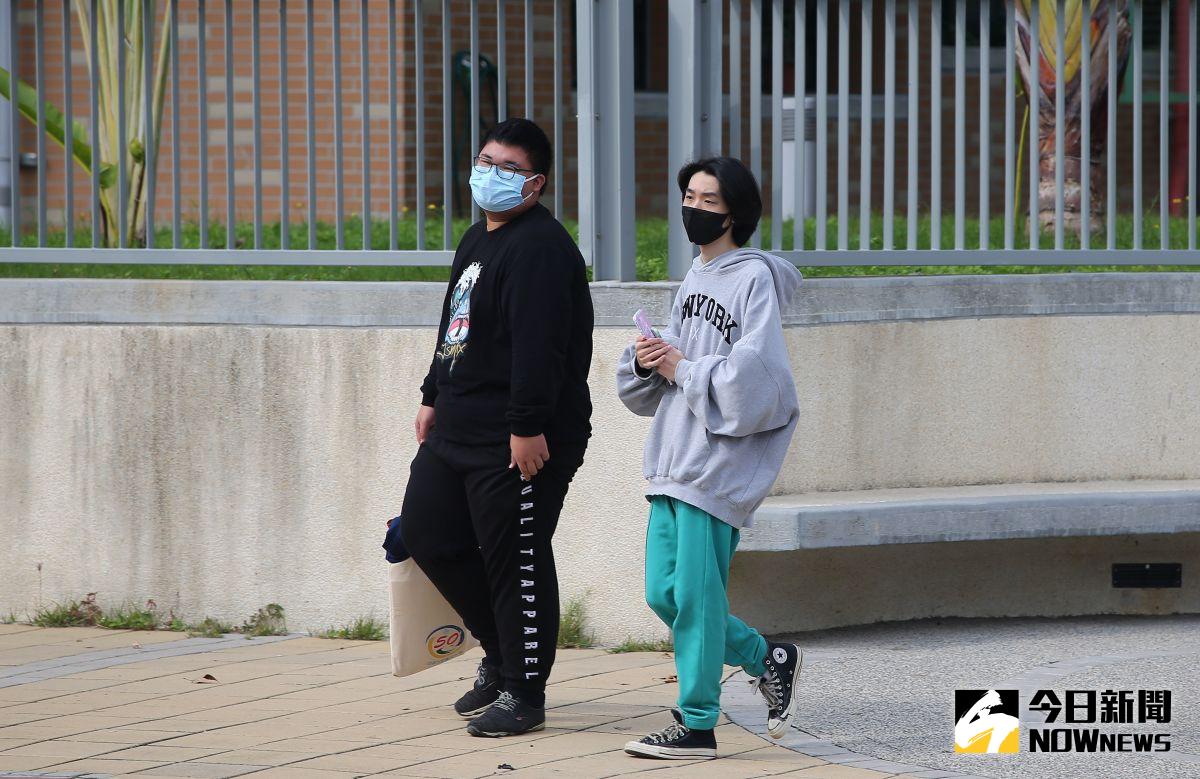 ▲學測今（20）日至22日舉行，明（21）日起正好碰上寒流，學生可攜帶暖暖包進入試場保暖。（圖／記者葉政勳攝 , 2023.01.14）