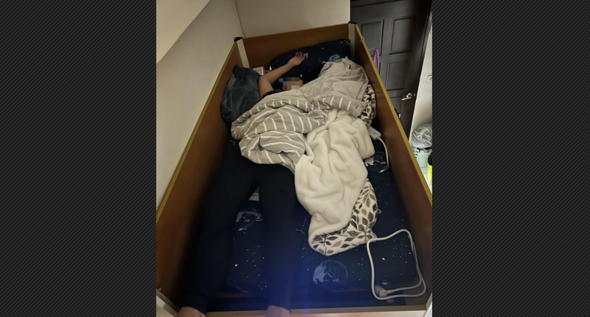 ▲北科大一位住宿生醉酒闖入別人房間，還爬上別人床爽睡，讓同學傻眼秒報警。（圖／翻攝自爆料公社臉書）