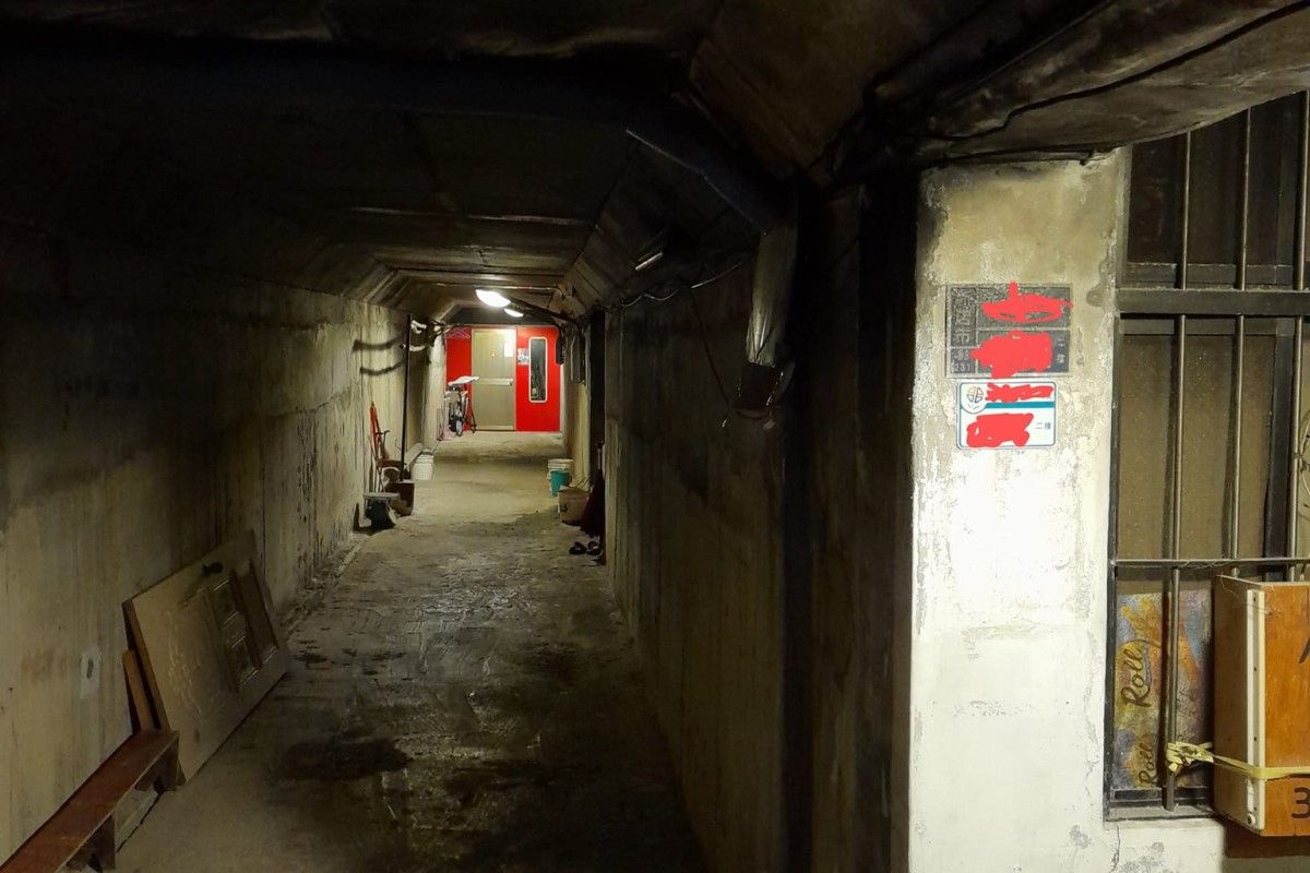 ▲送餐送到防空洞？昏暗狹窄的設計就像恐怖遊戲，外送員怕爆。（圖／臉書社團《外送員的奇聞怪事》）