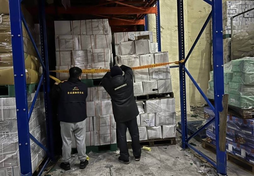 ▲台中衛生局日前接獲檢舉，西區某連鎖餐廳涉嫌儲存大量過期巴沙魚（鯰魚）等食材，再販售給下游廠商，供民眾食用。（圖／翻攝畫面）