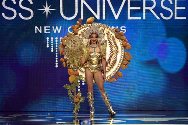 ▲薩爾瓦多佳麗瓜哈爾多，在環球小姐選拔賽中，展出一套象徵薩國貨幣史演變的特色服裝，還有比特幣元素。（圖／翻攝自Forbes India）
