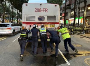 台灣最美風景顯現！公車路上拋錨　土城5員警與民眾幫推
