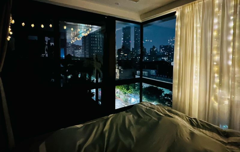 ▲蔡尚樺新家臥室晚上看得到夜景。(圖/翻攝自蔡尚樺臉書)