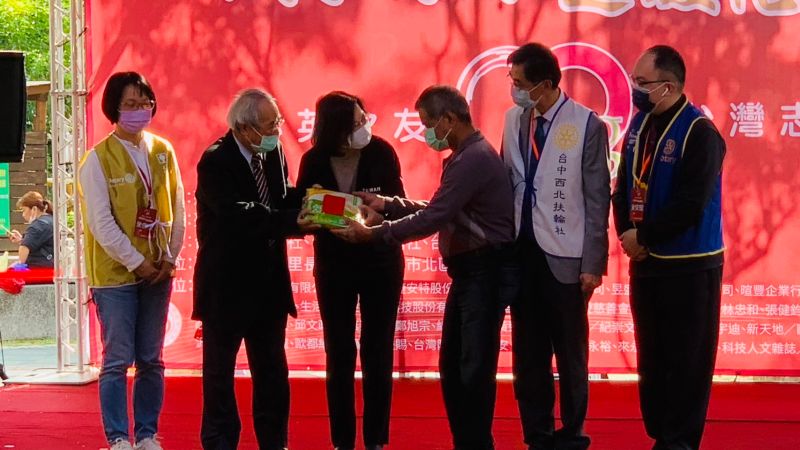 ▲蔡英文與總統府資政李茂盛(左二)將一包白米送給受扶助者。(圖/記者顏幸如攝,2023.01.14)