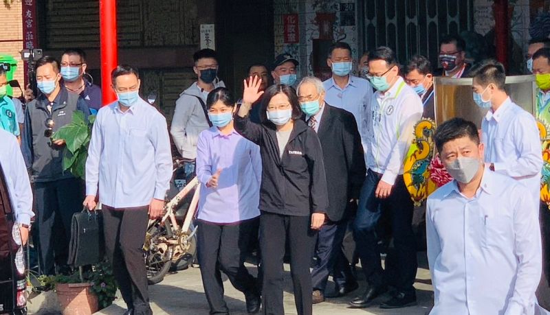 ▲蔡英文參拜水仙宮,向公園民眾揮手後離去。(圖/記者顏幸如攝,2023.01.14)