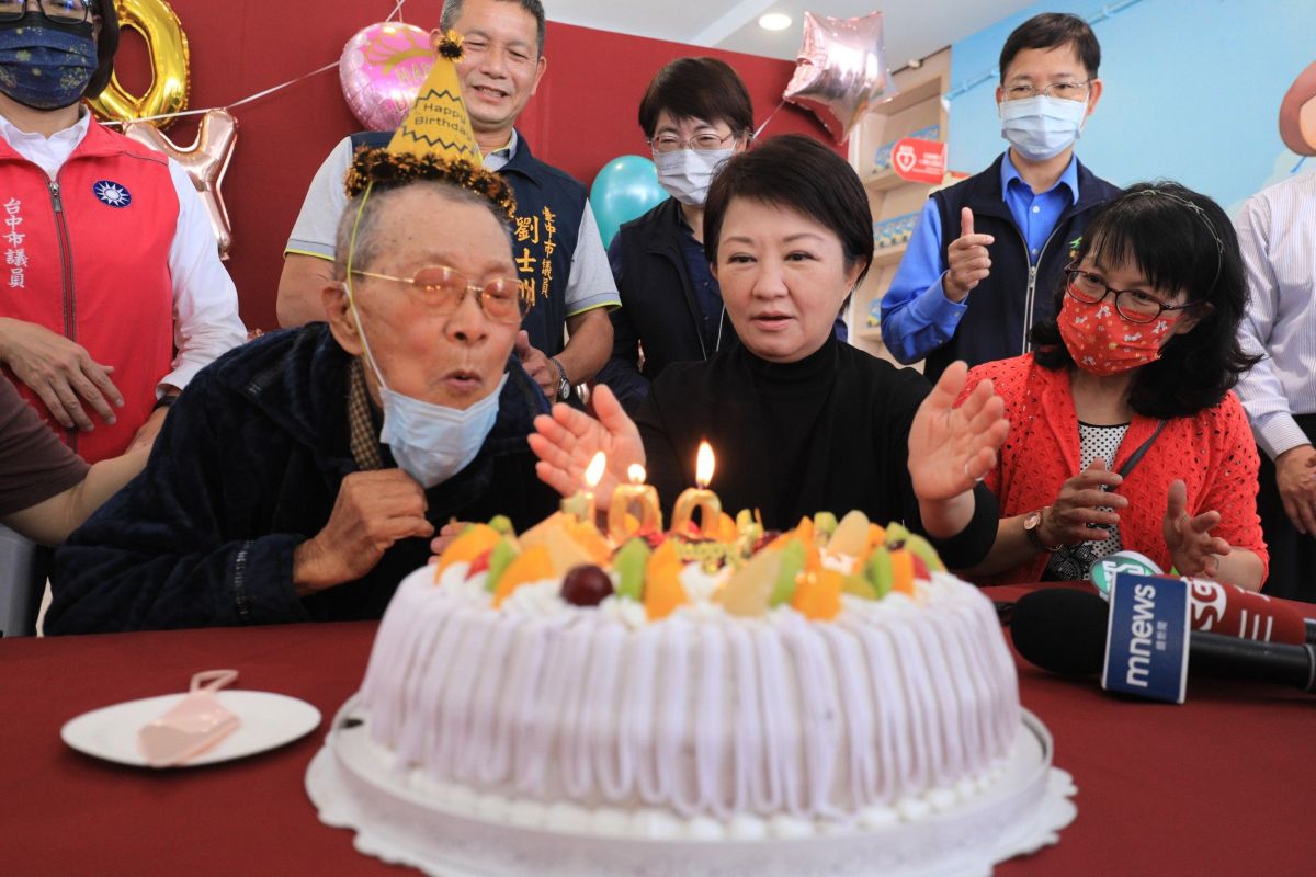 ▲彩虹爺爺黃永阜一百歲，市長盧秀燕等人為彩虹爺爺唱「生日快樂歌」(圖／中市府提供2023.1.14)