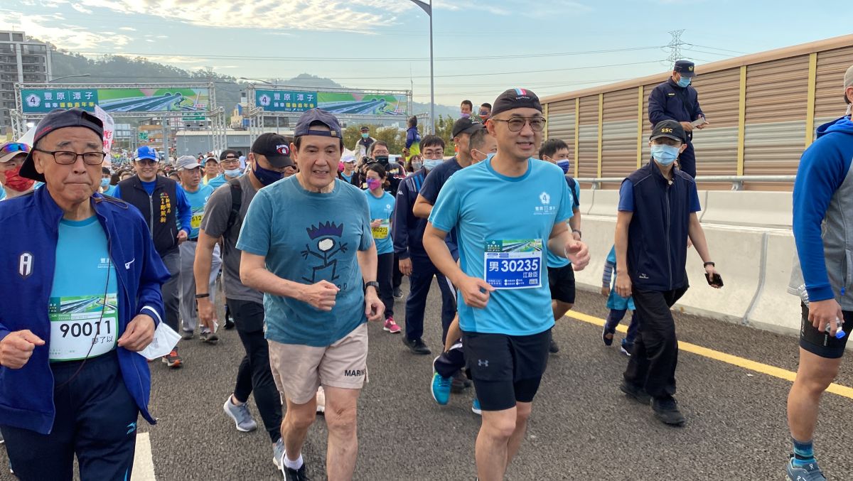 ▲國道四號豐原潭子段後天即將通車，前總統馬英九和立委江啟臣今天參加路跑，和民眾一起為國道開箱。（圖／江啟臣服務處提供，2023.01.14）