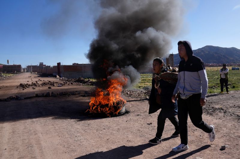 ▲秘魯反政府抗議活動持續延燒，示威人士在全國各地架設路障，要求總統博魯阿爾特下台。（圖／美聯社／達志影像）