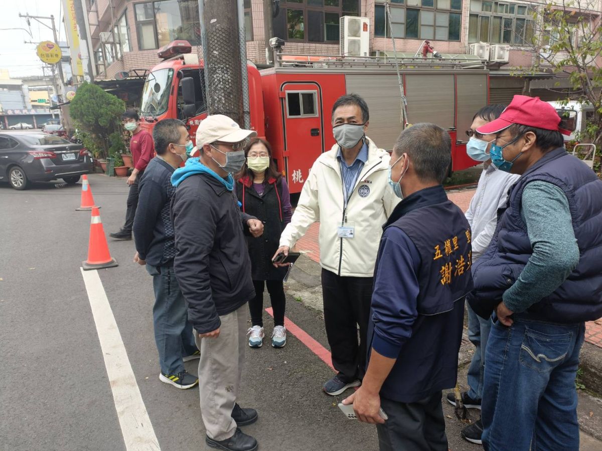 ▲桃園又傳爆管！經發局長張誠前往中壢五權里了解當地停水情形。 （圖／桃園市經發局提供）