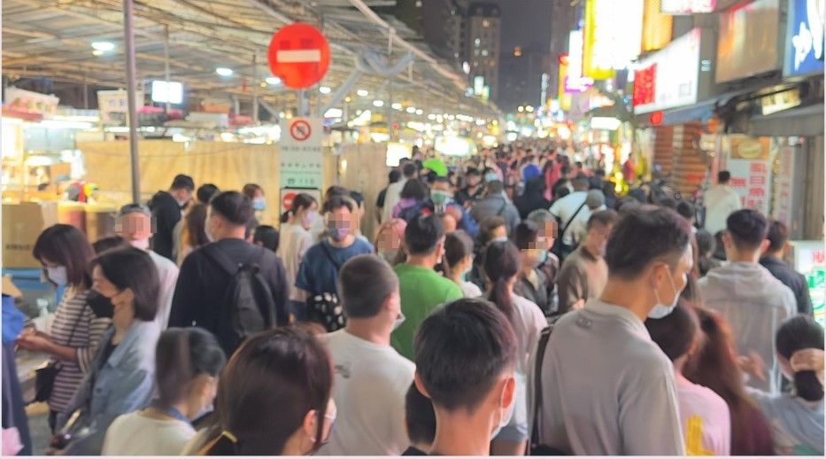 ▲有民眾前往寧夏夜市，發現目前現場一半道路搭起雨遮，導致人流更加堵塞。（圖／《爆廢公社》）