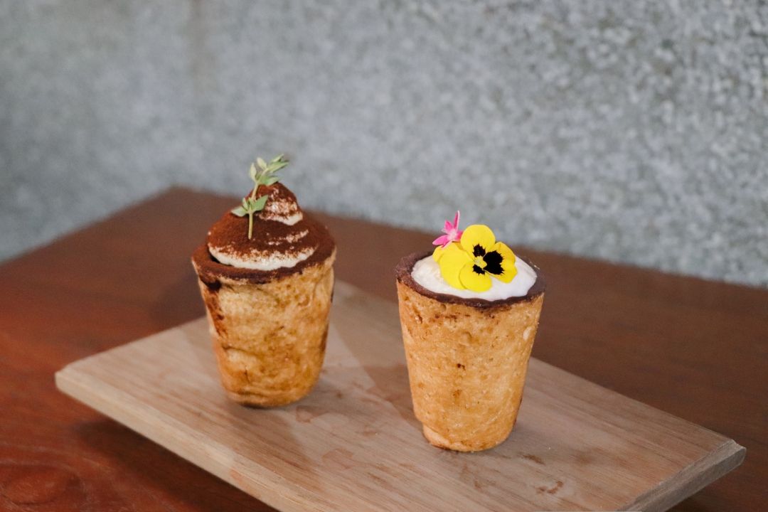 ▲台北東區最美咖啡廳勺日與台南最難預訂、亞洲TOP 50最佳酒吧TCRC攜手推出的「餅乾SHOT杯」，如今在勺日店內限期回歸新口味酒飲與甜點！（圖／勺日提供）