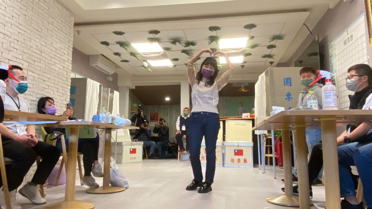 ▲高嘉瑜在投票結束後現場開唱《心花開》。（圖／記者陳威叡攝，2023.01.15）