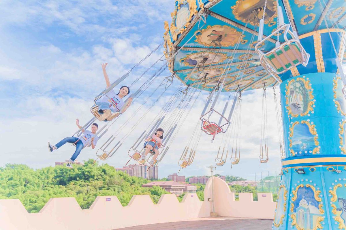 ▲暑假遇上父親節7大樂園優惠懶人包，高雄義大遊樂世界爸爸本人購票「只要88元」，六福村親子優惠票，劍湖山世界8月壽星優惠，小人國199元一票暢玩水陸雙樂園，遠雄海洋公園一票玩2天。（圖／義大提供）