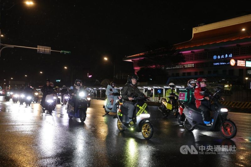 ▲台北市忠孝西路禁行機車路段夜間開放通行實施滿月，交工處表示，每晚約有400多輛機車通行。圖為去年12月14日起開放機車深夜通行忠孝西路，首日就有不少民眾騎車經過。（中央社檔案照片）