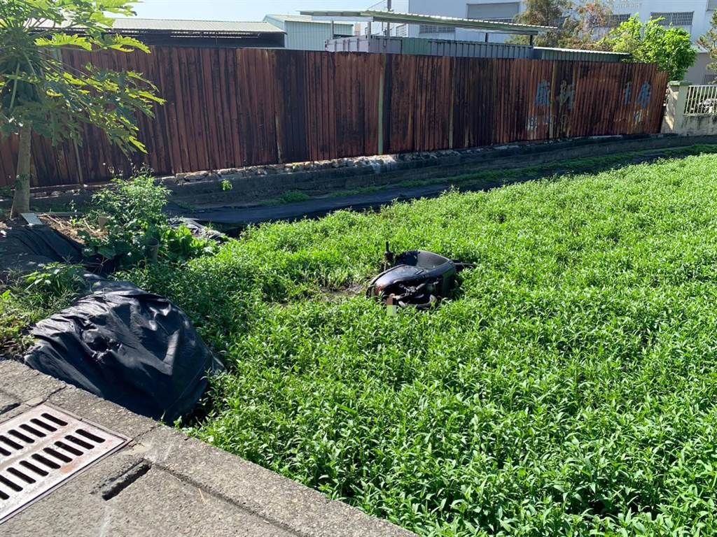 ▲台中市大里區今（15）日上午11時許，發生一起死亡車禍，男騎士摔進連人帶車彈飛至田裡，傷重不治。（圖／翻攝畫面）