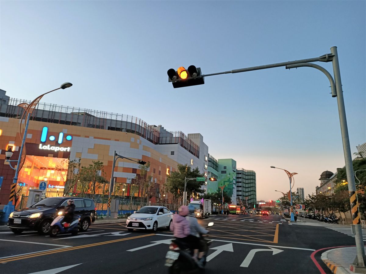 ▲東區購物中心LaLaport將試營運，交通局籲請民眾多利用火車、接駁車或公車前往，不必擔心停車問題(圖／交通局提供2023.1.15)