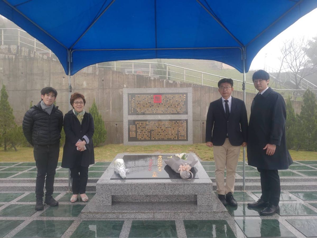 ▲李安妮在獨子賴緯綸、立委郭國文與基金會執行長鄭睦群陪同下，前往五指山追思父親。（圖／李登輝基金會提供）