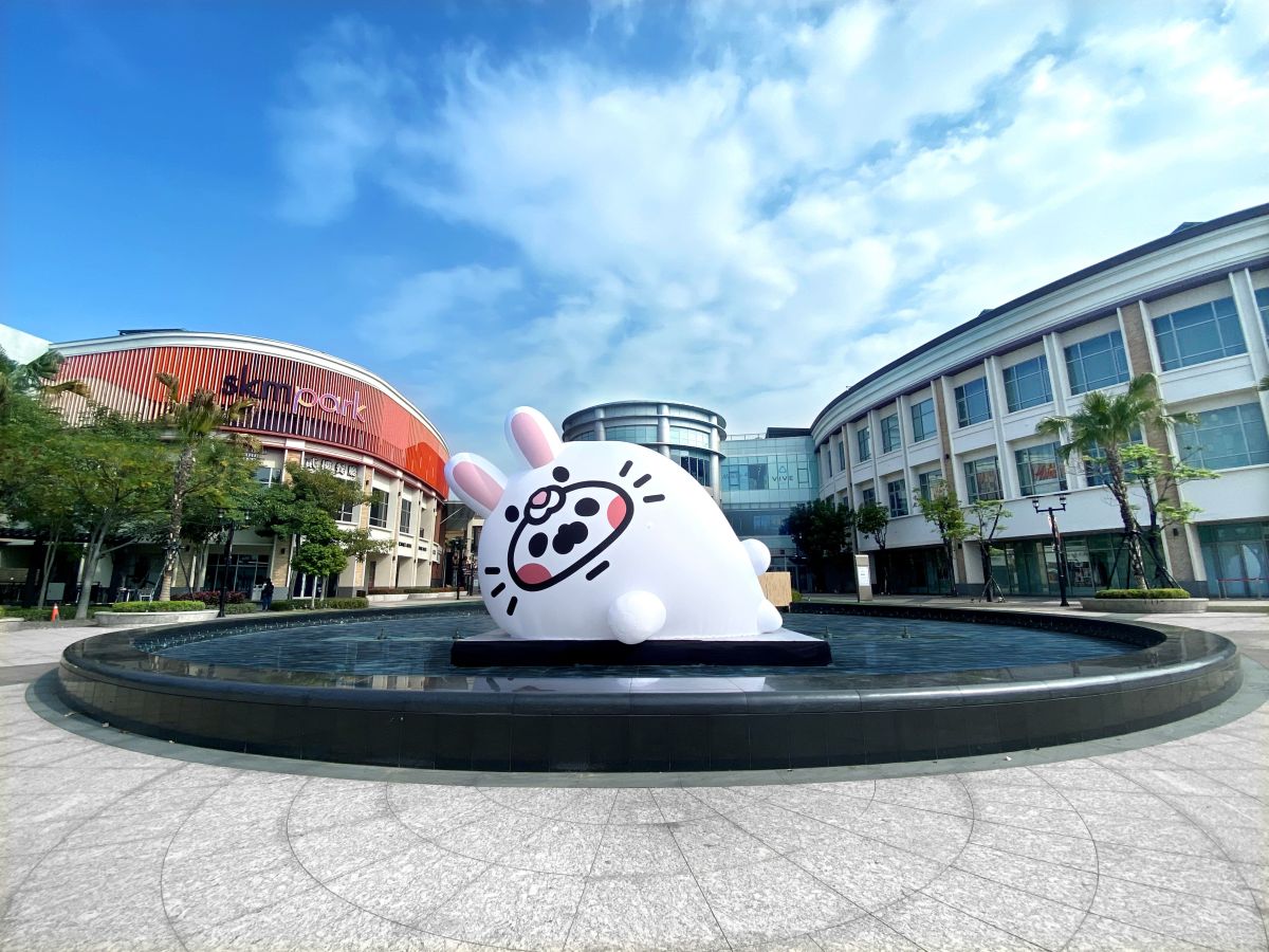 ▲「無所事事小海豹」曾現身高雄愛河灣「聊療漂漂河」萌翻全台，今年換上兔年獨家限定的應景兔裝，登陸高雄SKM Park Outlets的噴泉廣場，可愛破表。（圖／SKM Park Outlet提供）