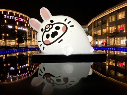 兔裝小海豹萌翻高雄SKM Park 卡娜赫拉佔領Global Mall ▲SKM Park Outlet兔年獨家限定「無所事事小海豹」,日夜展現不同萌樣。(圖/SKM Park Outlet提供)
