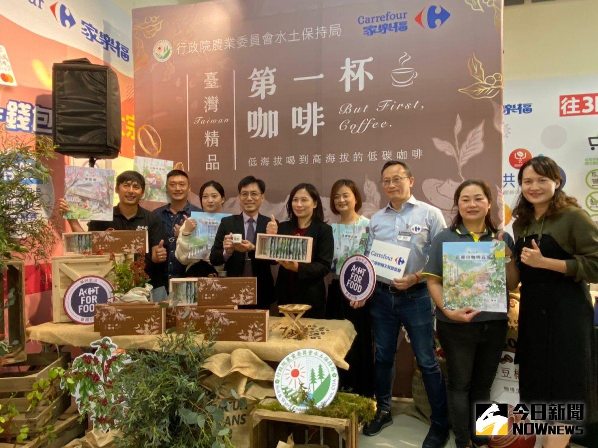 ▲趕在春節前，水保局南投分局幫咖啡農搶進家樂福快閃販賣「台灣好咖」。（圖／記者金武鳳攝，2023.1.15)