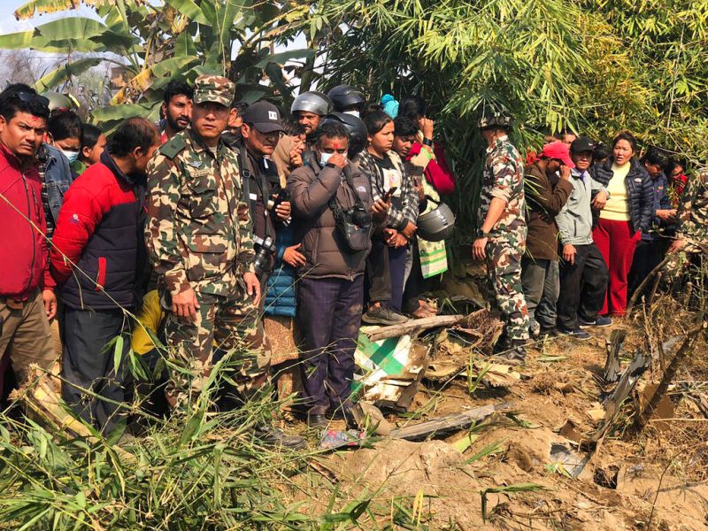 ▲尼泊爾客機墜毀後，現場超過數百名急救人員支援，但受地形所困救援工作十分困難。（圖／美聯社／達志影像）