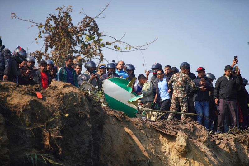 ▲尼泊爾今（15）一架載有72人客機發生墜毀事故，目前當局已找到超過30具乘客遺體，當地媒體稱機上人員已全數罹難，但官方仍不放棄搜救。（圖／美聯社／達志影像）