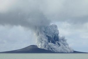 東加火山爆發週年　珊瑚礁成廢墟居民捕魚維生難
